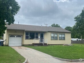 Building Photo - Charming Brookside Bungalow on large corne...