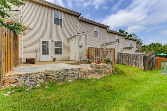 Building Photo - Spotless 2 bedroom townhome in Hardison Hills