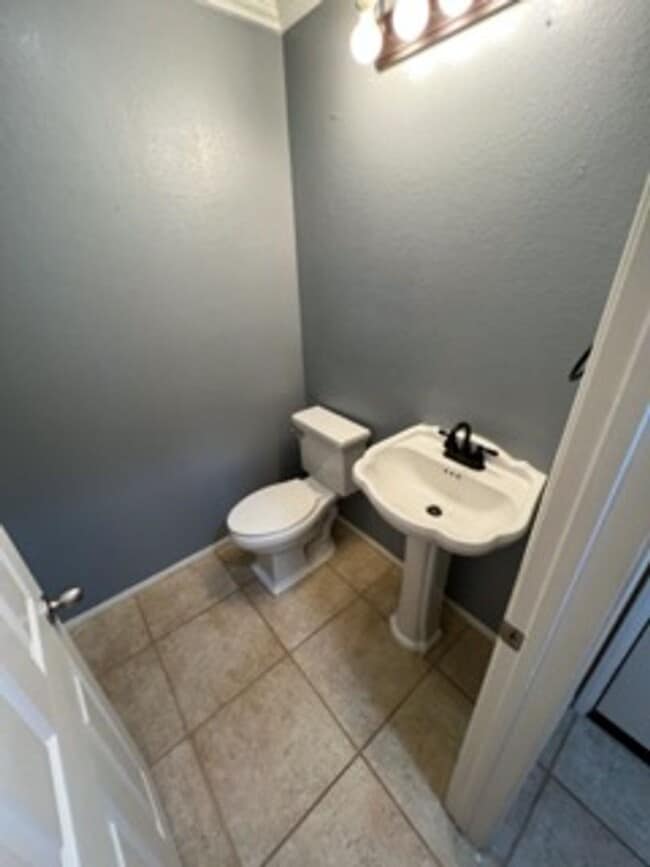 Building Photo - Stunning 2 bedroom Single-Story Home on Me...