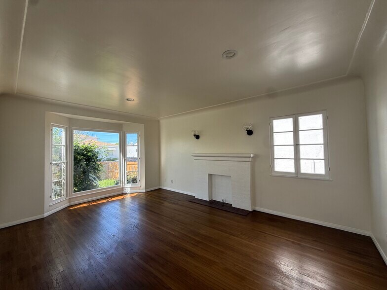 Building Photo - 5854 Arlington Ave