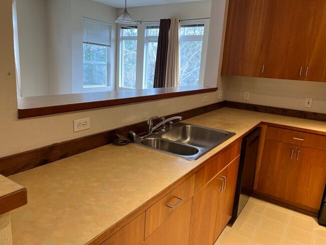 Building Photo - 1bd/1ba Sammamish Condo