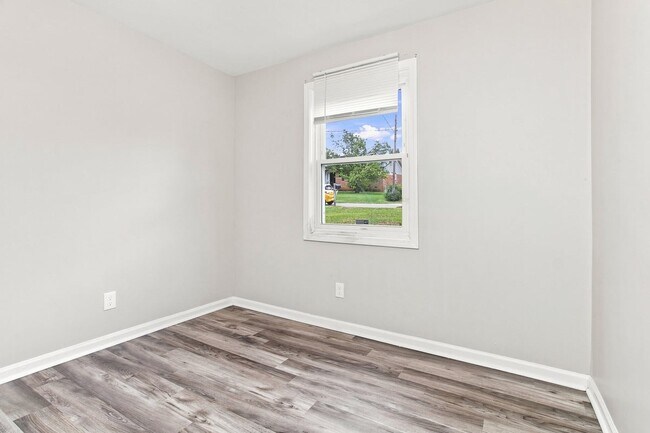 Building Photo - 400 Richcreek Rd