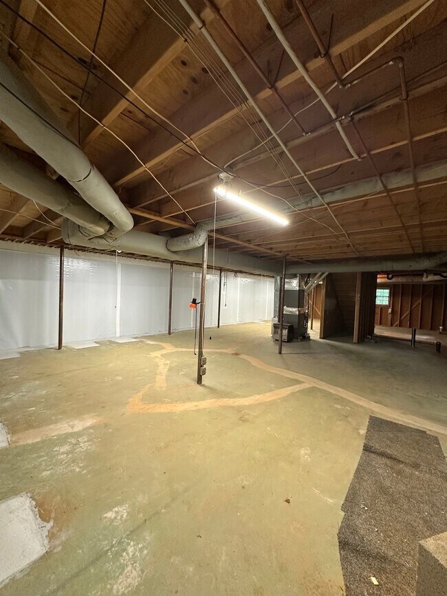 Building Photo - Available now,  3/2 with large unfinished basement, in University Heights