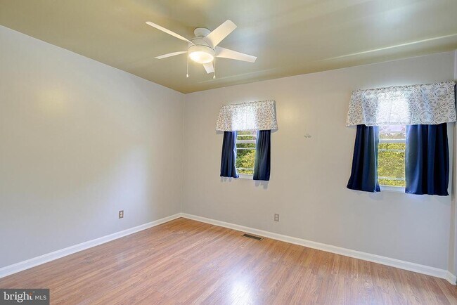 Building Photo - 48 Radcliffe Dr