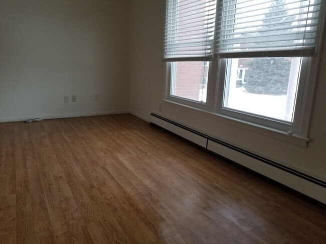 Building Photo - Hillsboro West One Bedroom Apartment, avai...