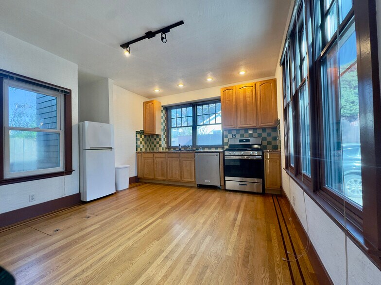 Building Photo - 2733 Russell St