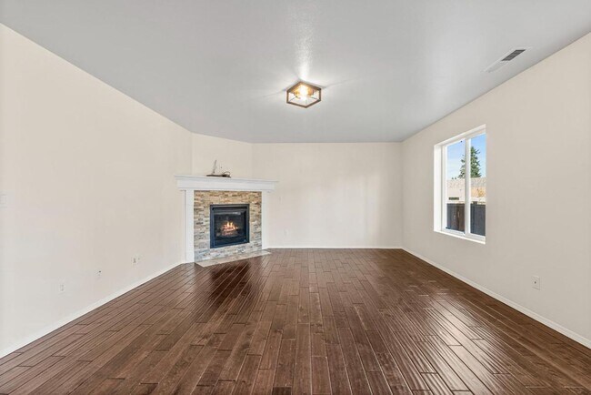 Building Photo - Updated and Spacious 3 Bed Yelm Rental!