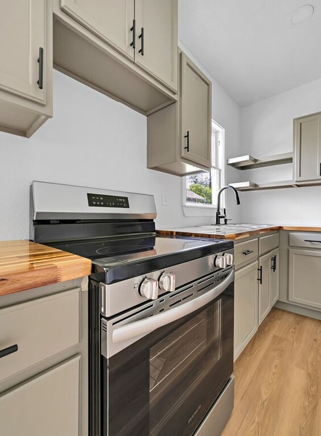 Building Photo - Well-maintained 4BD/2BA - Available in May!