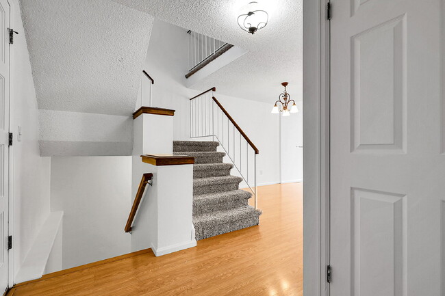 Building Photo - $2,695 - 5 Bed, 4 Bath Townhome in Aurora ...
