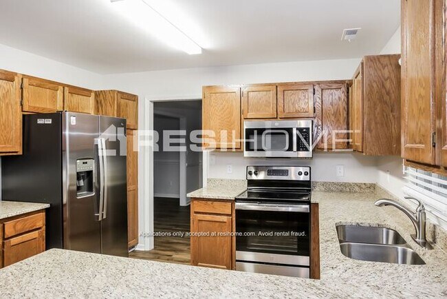 Building Photo - "Welcome Home! Get 1 month FREE RENT when ...
