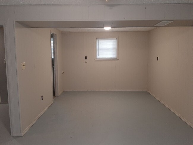 Building Photo - 3 Bedroom 2 bath $1250! Basement! 2 Car ga...