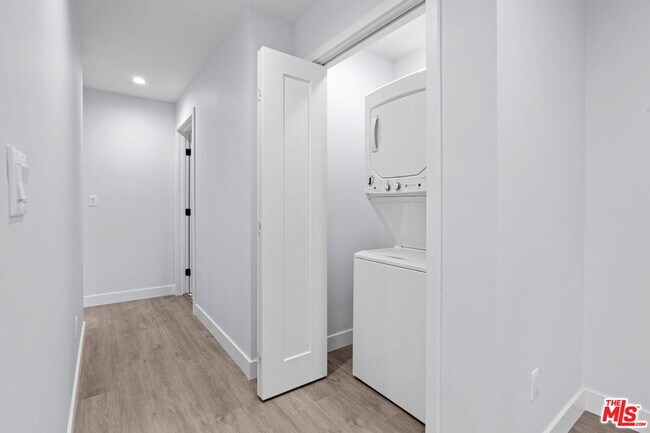 Building Photo - 1518 1/4 Stearns Dr