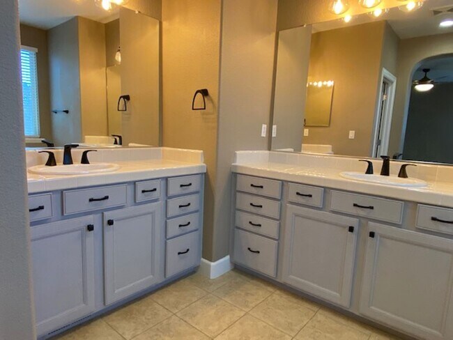 Building Photo - Available 8/1 - Lincoln Crossing 6 bedroom...