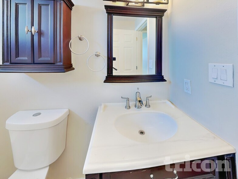 Building Photo - 2255 Howard Dr