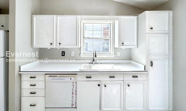 Building Photo - 2-Bedroom Home with Fenced Yard / Pet-Frie...