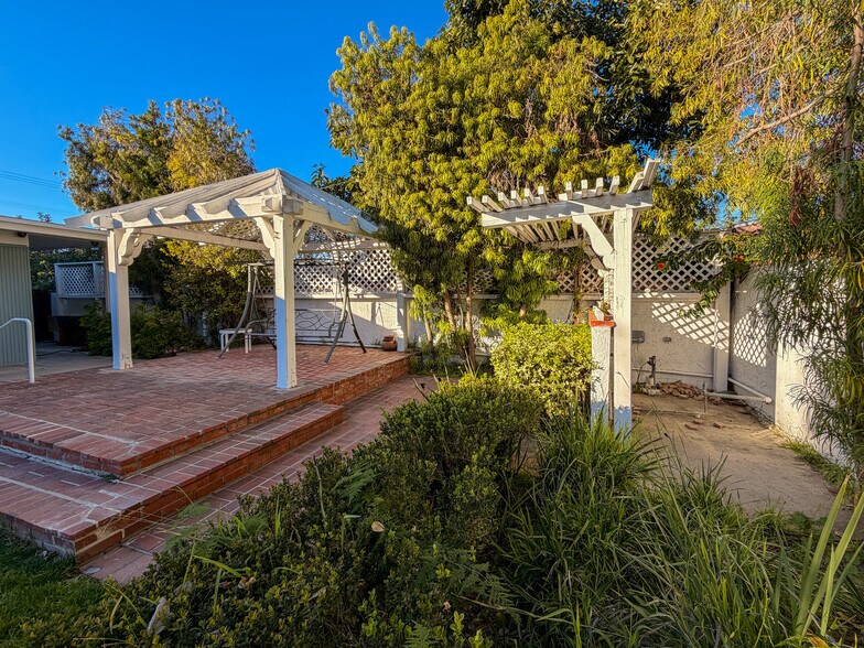 Building Photo - 5516 Ethel Ave