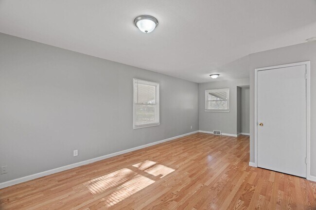 Building Photo - 3-Bedroom, 1-Bath Single-Family Home, BIG backyard!