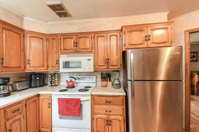 Building Photo - Spacious Central Sioux Falls Home with Ent...