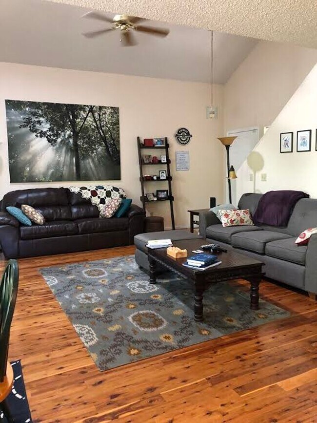 Building Photo - 4 Bd, 2 Ba, Home, Quiet Neighborhood, Great Floorplan, Mature Landscaping!