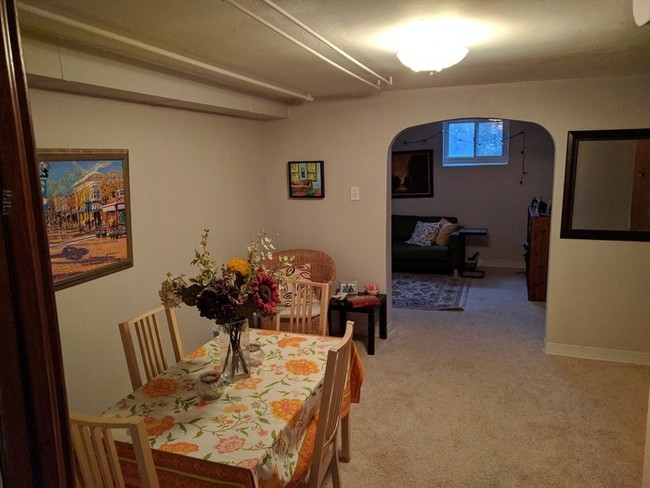 Building Photo - Spacious Sunnyside Garden-Level Apartment