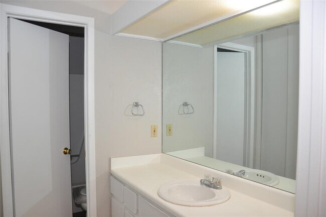 Building Photo - 10810 Topperwein Dr