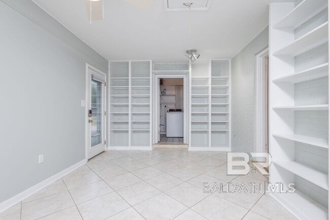 Building Photo - 409 W Canal Dr