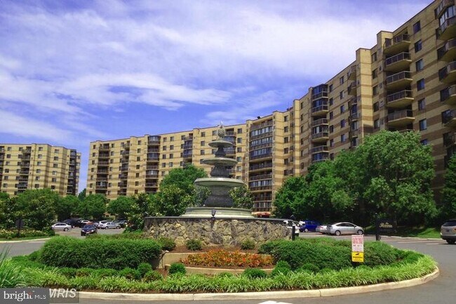 Building Photo - 8340 Greensboro Dr