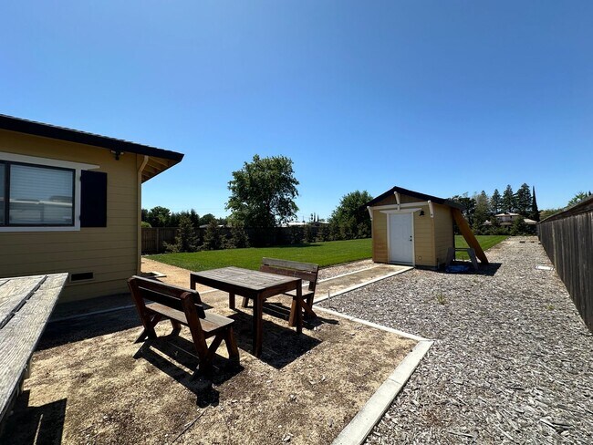 Building Photo - 4 Bedroom Home on Half Acre Lot