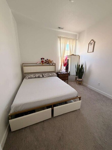 Room 2 - 6344 W Copper Hawk Dr