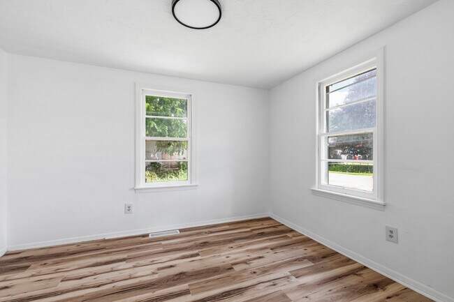 Building Photo - 420 W 25th St