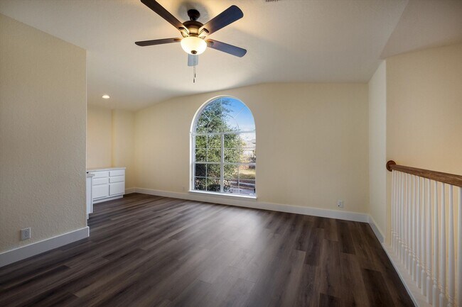 Building Photo - Move-In Ready 5-Bedroom With New Vinyl Floors