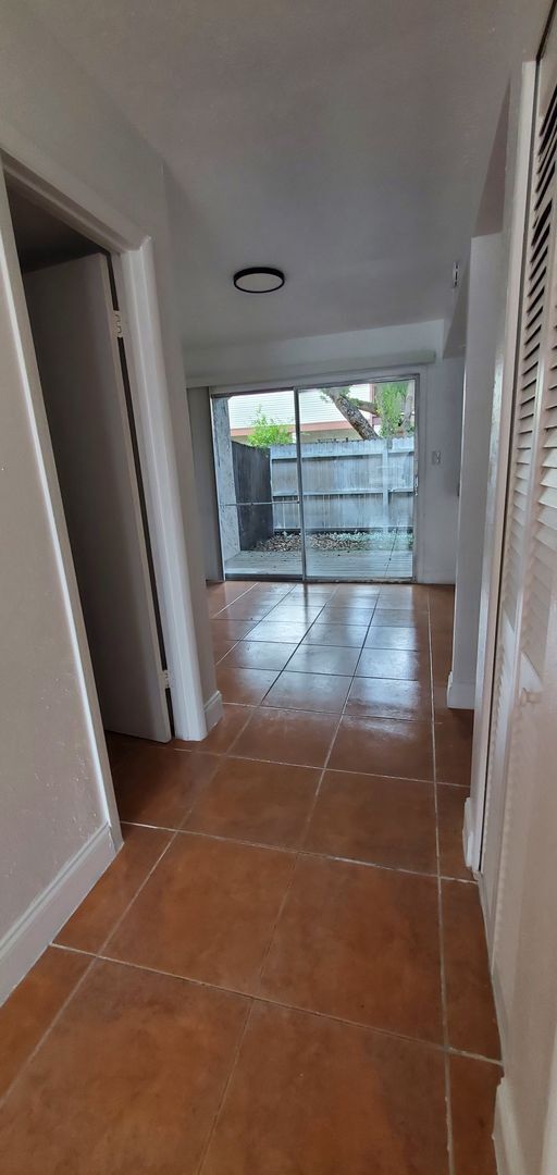 Building Photo - Two bedroom town home near the Mall at Mil...
