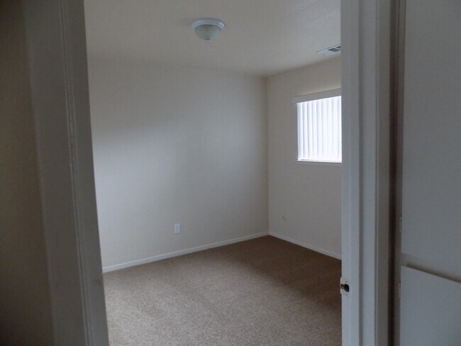 Building Photo - 498 Hintz Ave