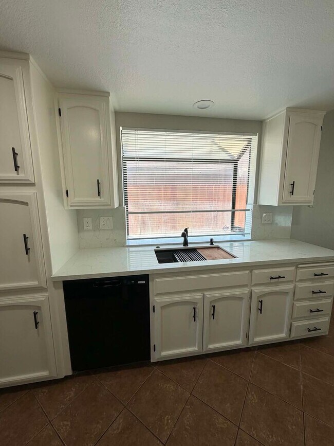 Building Photo - Beautifully Updated 3 Bedroom Home