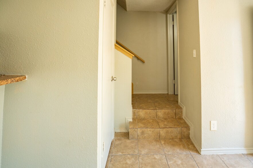 Building Photo - 5805 Cougar Dr