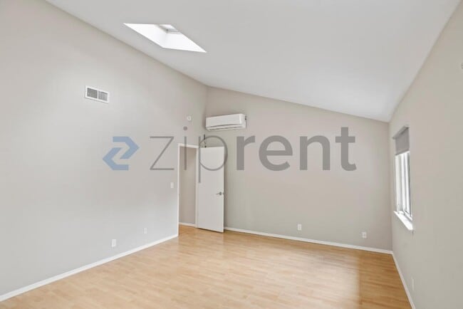 Building Photo - Unit
