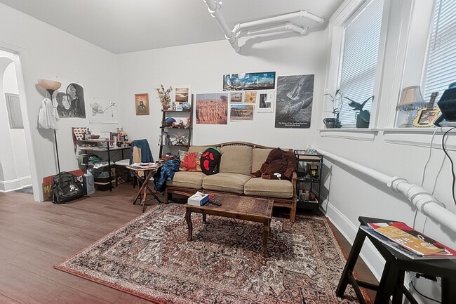 Building Photo - Newly Renovated 1 BR in Loyola on Lovely Quiet Block