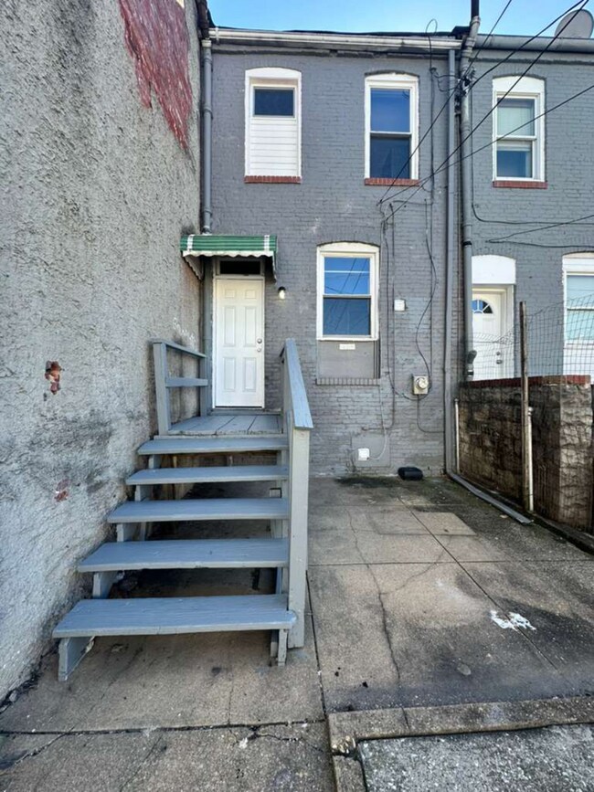 Building Photo - Move In Ready 2 Bedroom Home with Fresh Up...