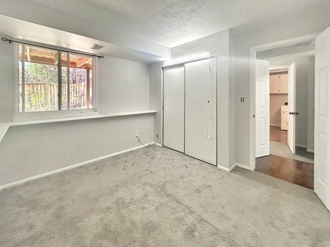 Building Photo - $0 DEPOSIT OPTION. DESIRABLE DAKOTA STATION SPLIT-LEVEL HOME WITH 3 BEDROOMS, 2 BATHS, AND SPACIO...