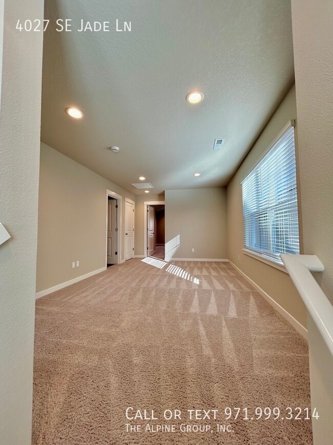 Building Photo - 4027 SE Jade Ln