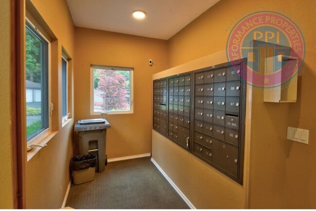 Building Photo - Desirable West Linn Location / Walk To The...
