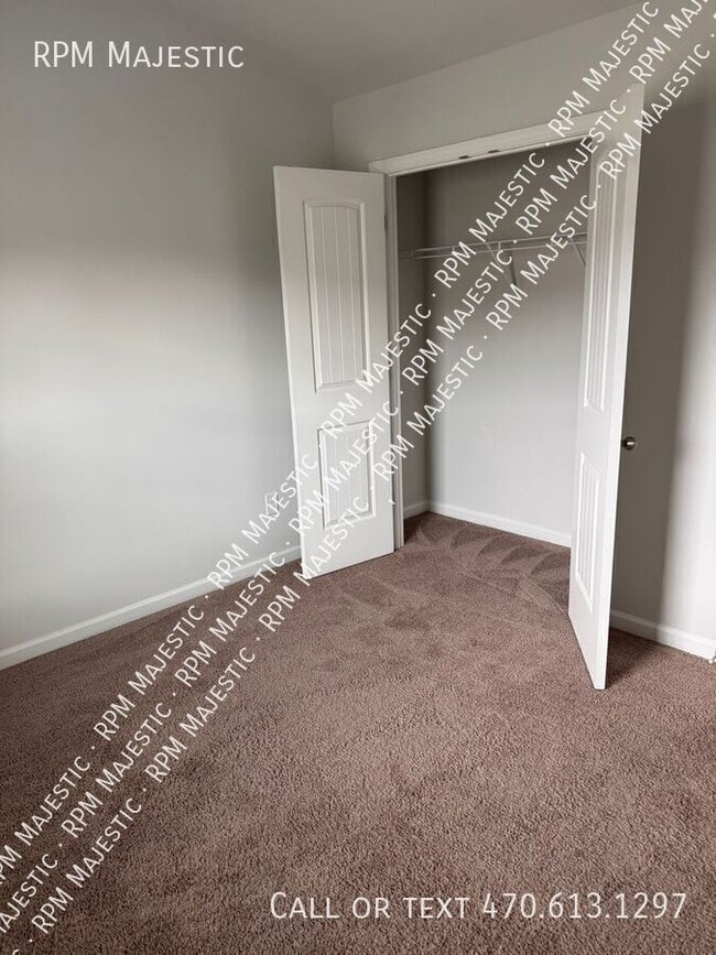 Building Photo - 925 Lakehaven Ln