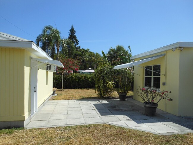 Building Photo - CHARMING 2 BEDROOM, 1 BATH HOME 3 BLOCKS F...