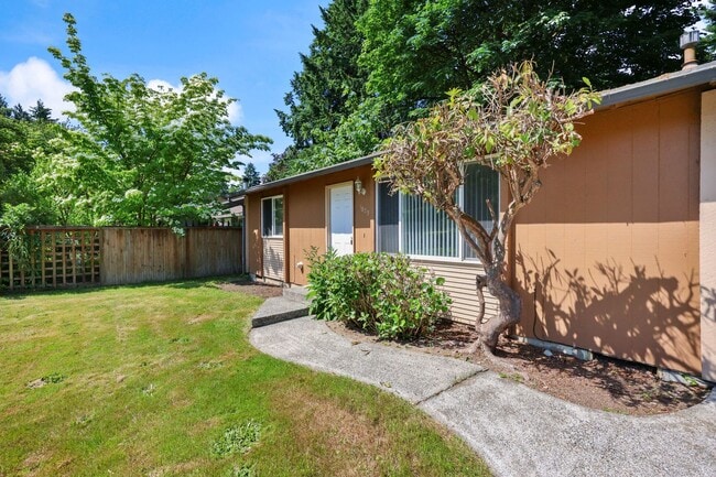 Building Photo - Move in ready now! 3 bedroom rambler in NE...