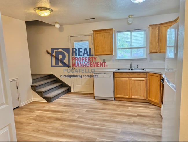 Building Photo - 3 Bedroom 1.5 Bath Apartment - 2 car garage