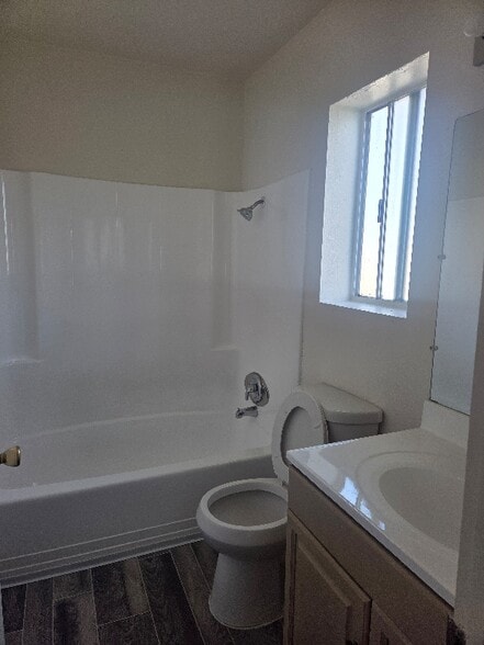 Building Photo - 995 N Mollison Ave