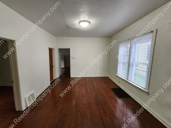 Building Photo - Spacious 3 bedroom house