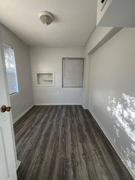 Building Photo - 3024 W 1st St