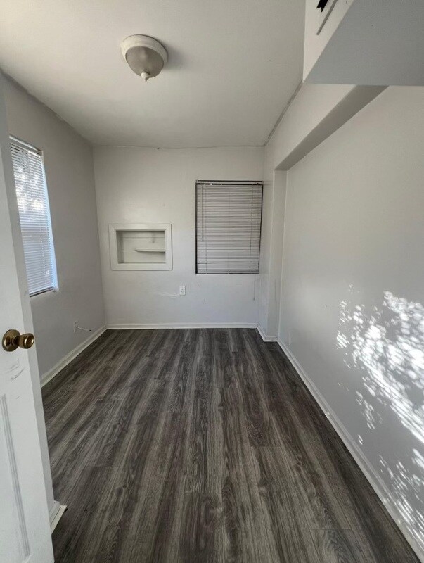 Building Photo - 3024 W 1st St