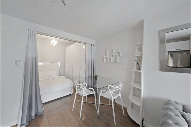 Building Photo - 371 E 10th St